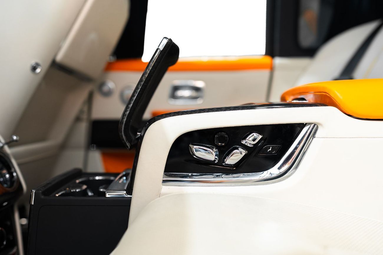 Rolls-Royce Cullinan CULLINAN BLACK BADGE | TAILGATE SEATS | PANORAMIC GLASS SUNROOF | TWO TONE INTERIOR | BESPOKE AUDIO