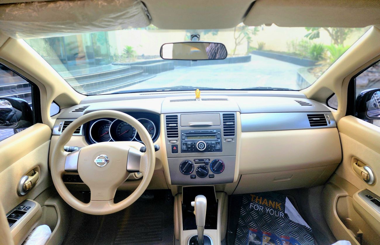 Nissan Tiida SV 1.8L Hatchback