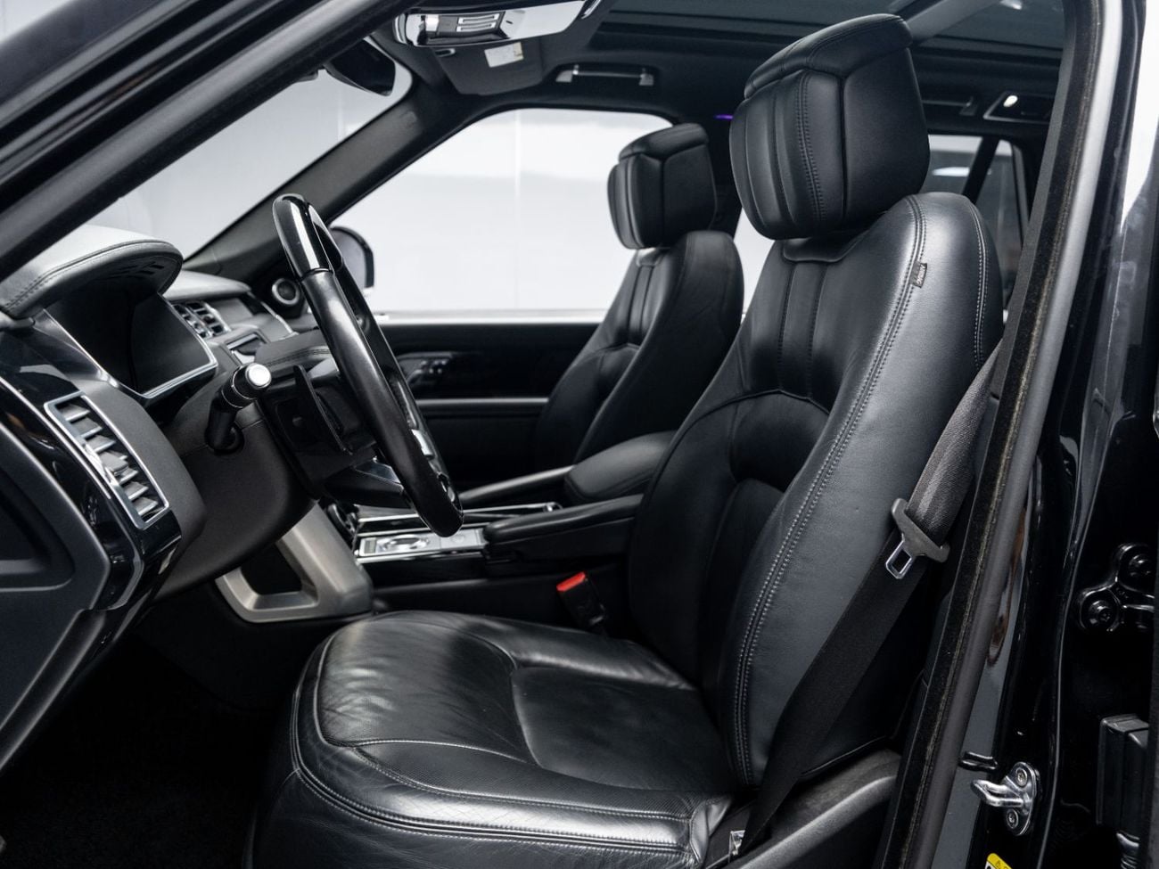 Land Rover Range Rover VOGUE SE BUY NOW, PAY 2027 | THE BLACKLINE STANDARD | 12 Month Blackline Warranty, GCC