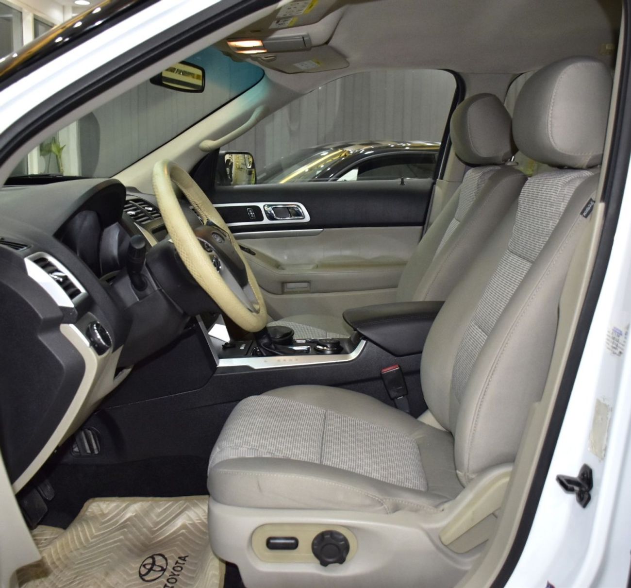 Ford Explorer EXCELLENT DEAL for our Ford Explorer XLT ( 2015 Model ) in White Color GCC Specs