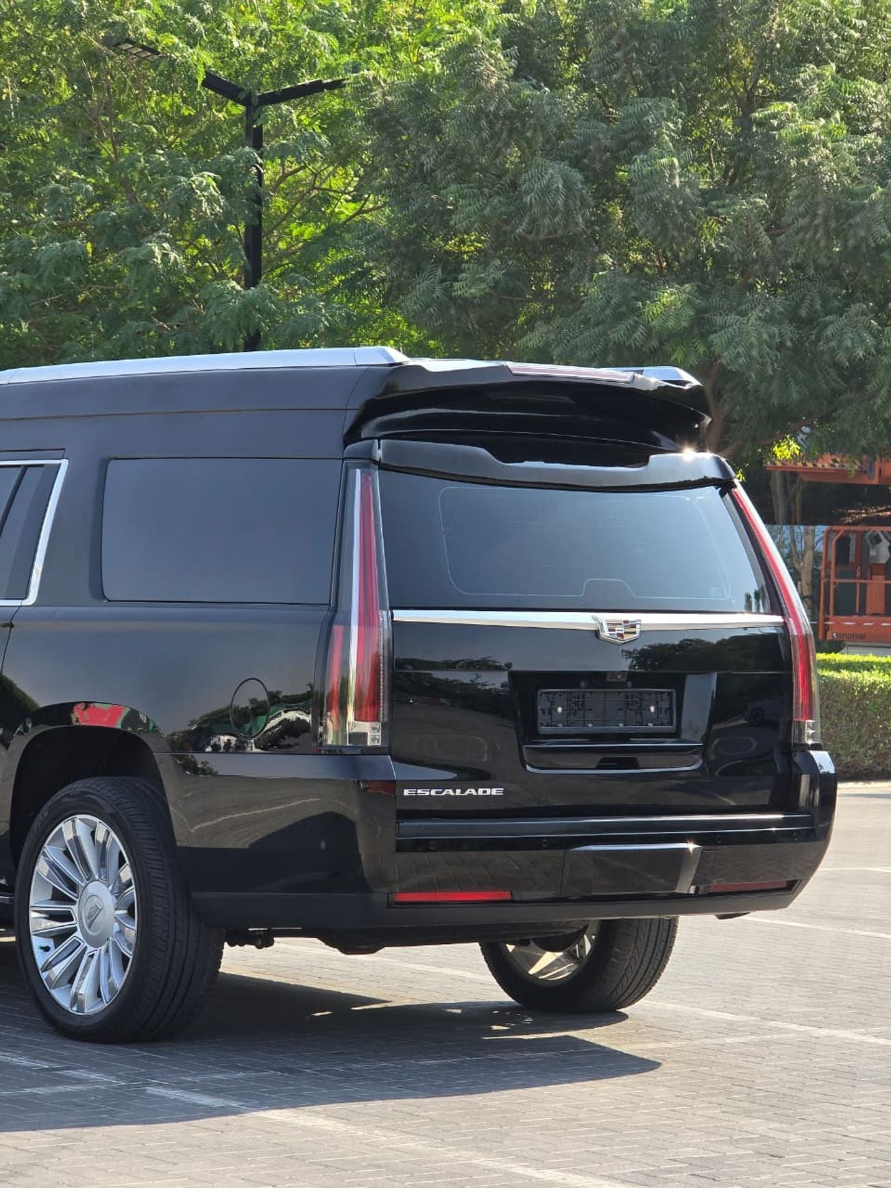 Cadillac Escalade PLATINUM 6.2L CADILLAC ESCALADE 2018 GCC // LOW MILEAGE // VIP SEATS // TV // PERFECT CONDITION