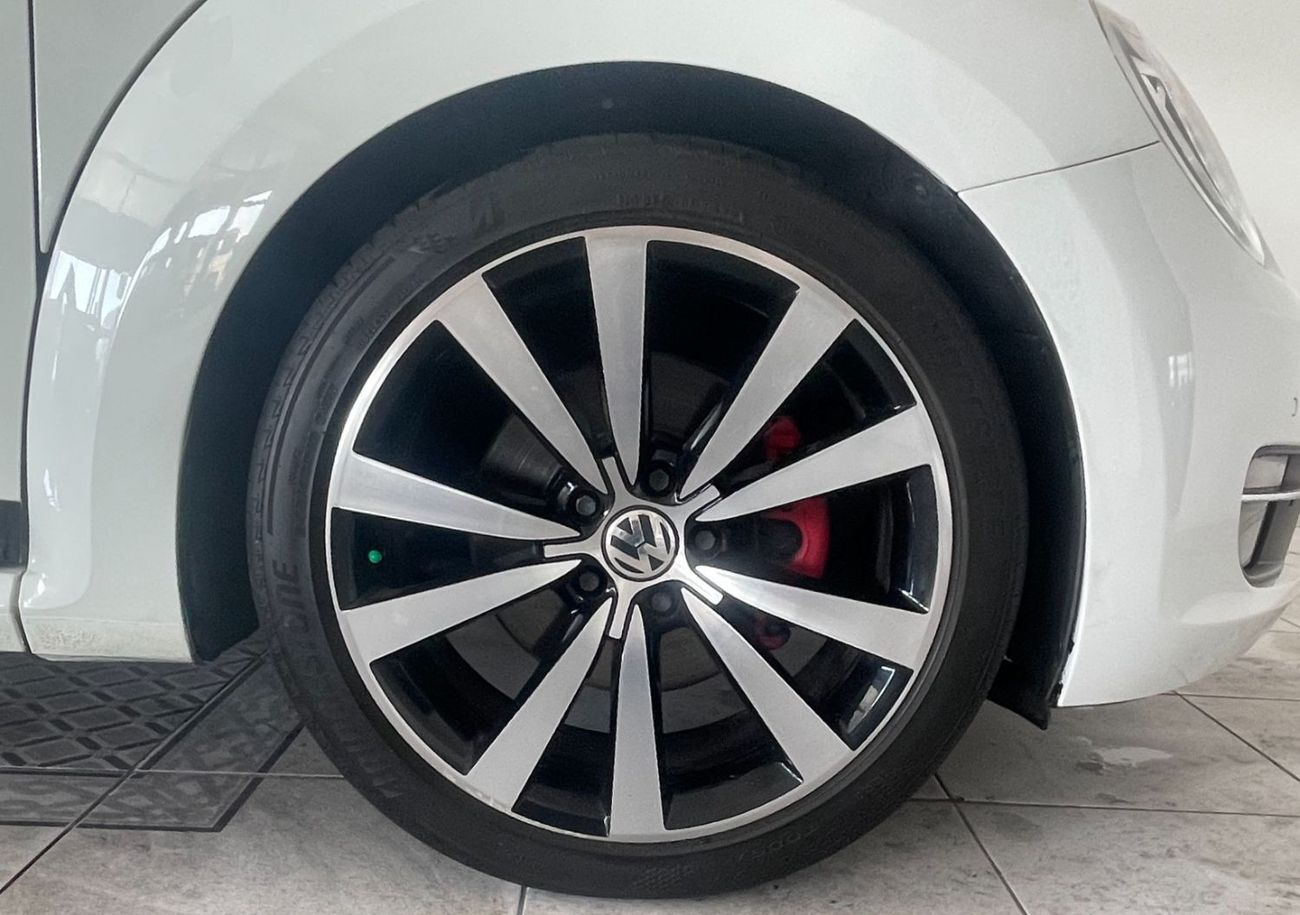 Volkswagen Beetle 2.0L-4CYL - FULL OPTION EXCELLENT CONDITION GCC SPECIFICATION