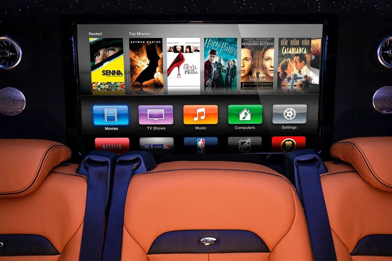 Mercedes-Benz V 300 ARRIVAL MODEL VIP MERCEDES GCC V300 with ADDITIONAL REAR AC - 2 Years Warranty by VLINE