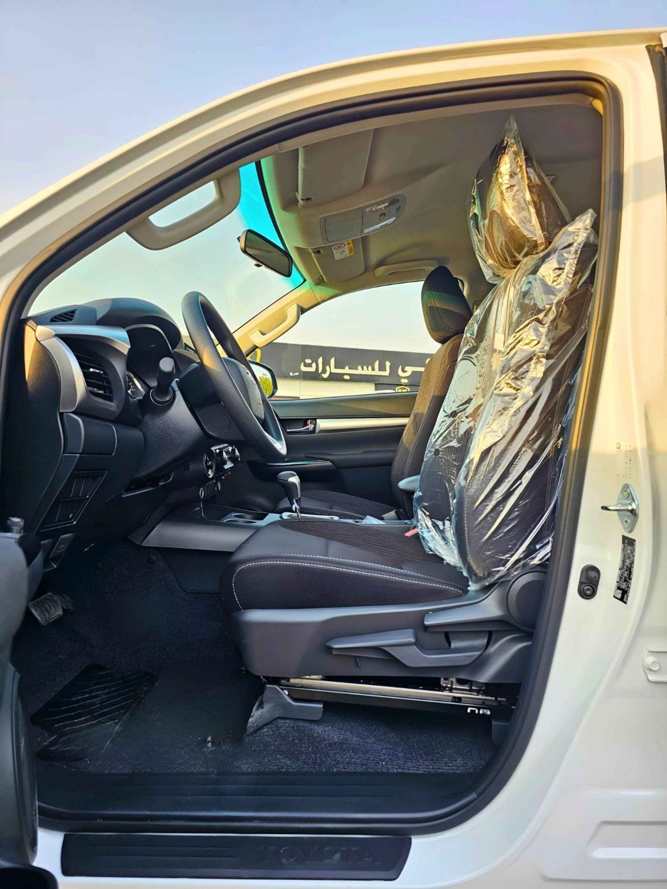 Toyota Hilux SR5 WIDE BODY / 2.4L DIESEL V4 A/T / PUSH START/REAR CAMERA/REAR CHROME BUMPER (CODE # HLD5I)