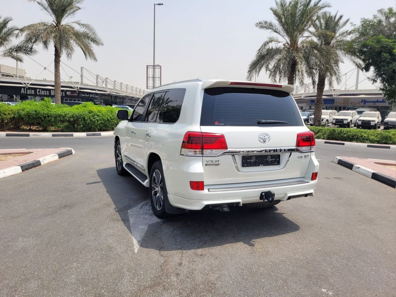 Toyota Land Cruiser VXR 5.7L 4WD