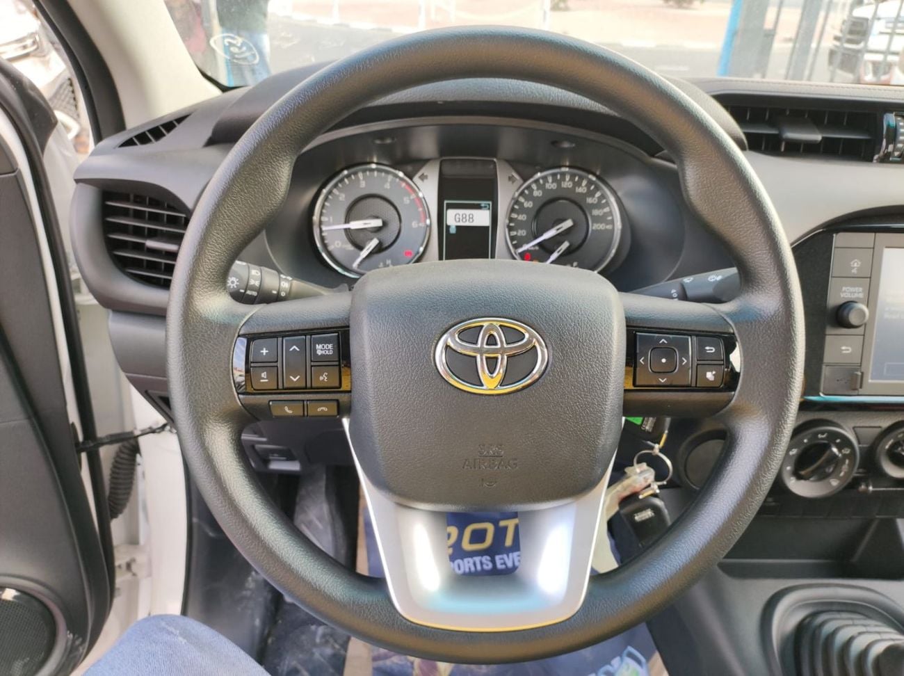 تويوتا هيلوكس Toyota Hilux SR5 Double Cabin  2.4L diesel turbo M/T  2*4 White Color 2026