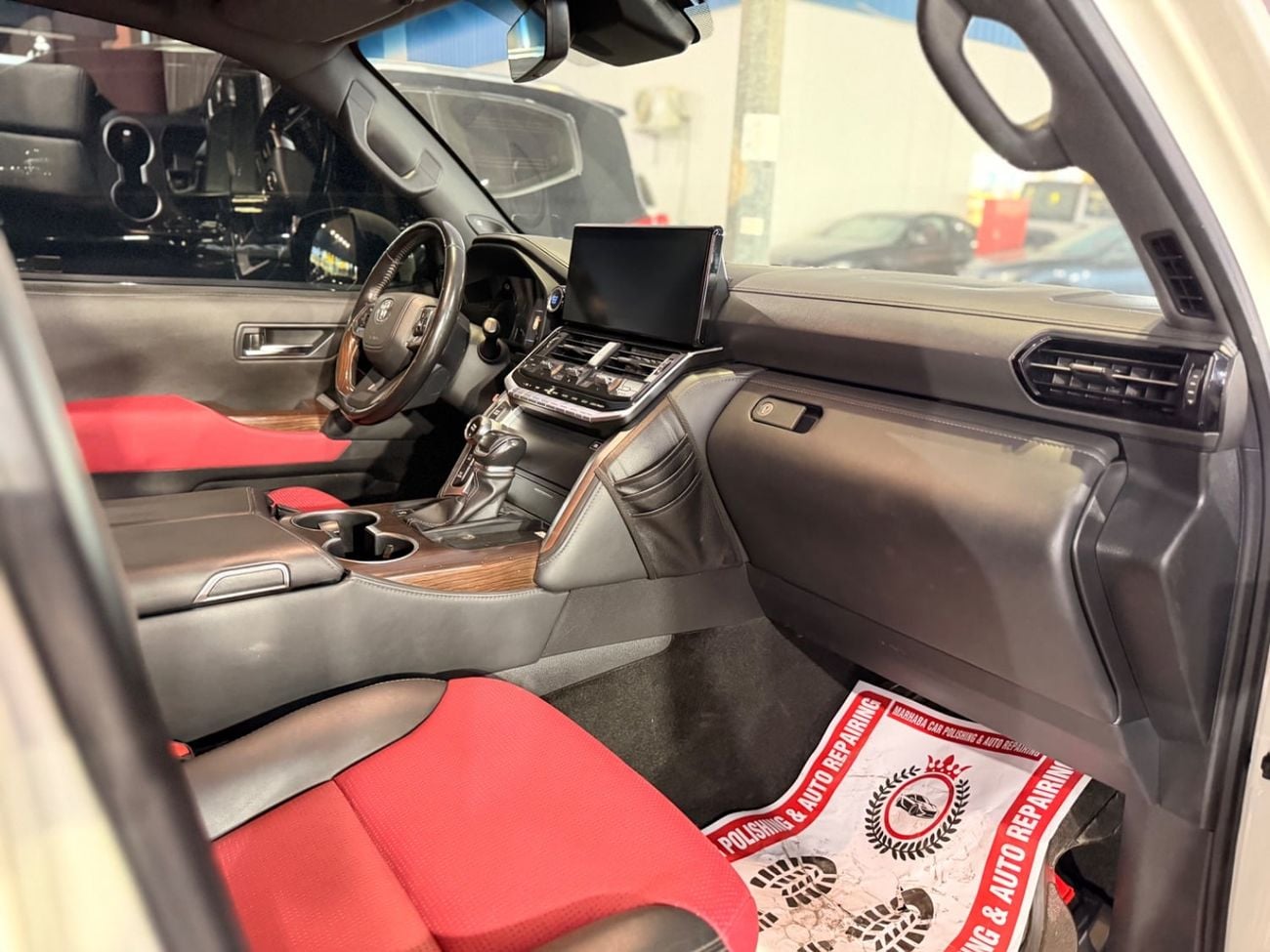 Toyota Land Cruiser VXR Toyota Landcruiser VXR 2022 Twin Turbo white inside Red
