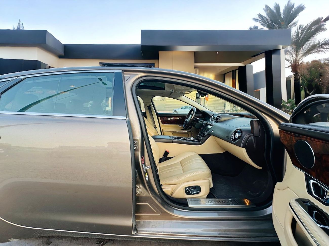 Jaguar XJ AED 980 PM | JAGUAR XJL  LUXURY | FULL AGENCY MAINTAINED | GCC SPECS | FIRST OWNER