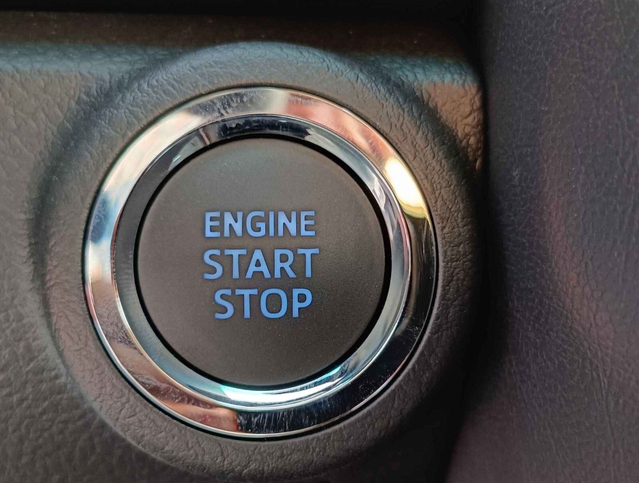 Toyota Fortuner / SR5 4.0L V6 / 2 Electric Seats, Auto AC,Leather Seats, Wireless Charger (CODE#FP40F)