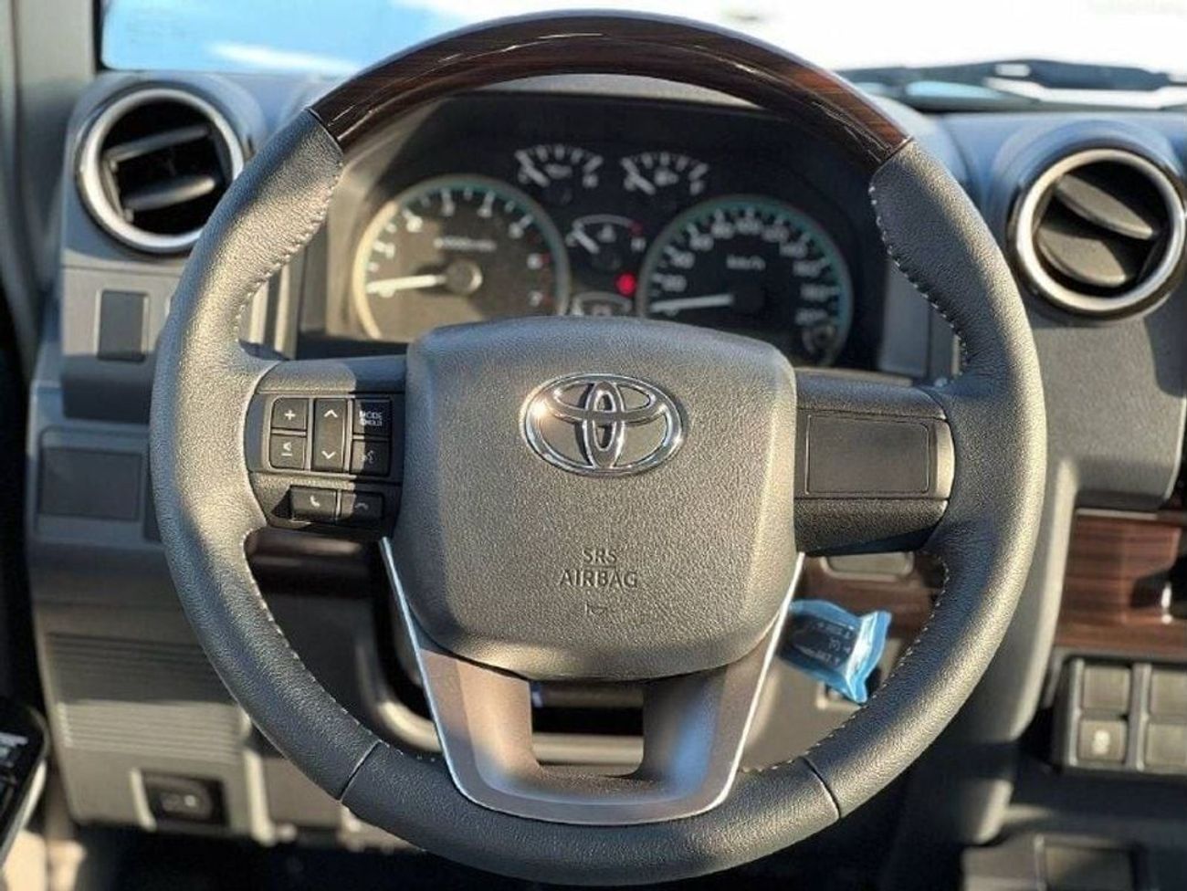 Toyota Land Cruiser 70 LC76 4.0L PTR M/T // 2024 // HIGH OPTION WITH DVD & BACK CAMERA , POWER WINDOWS , COOL BOX // SPECIA