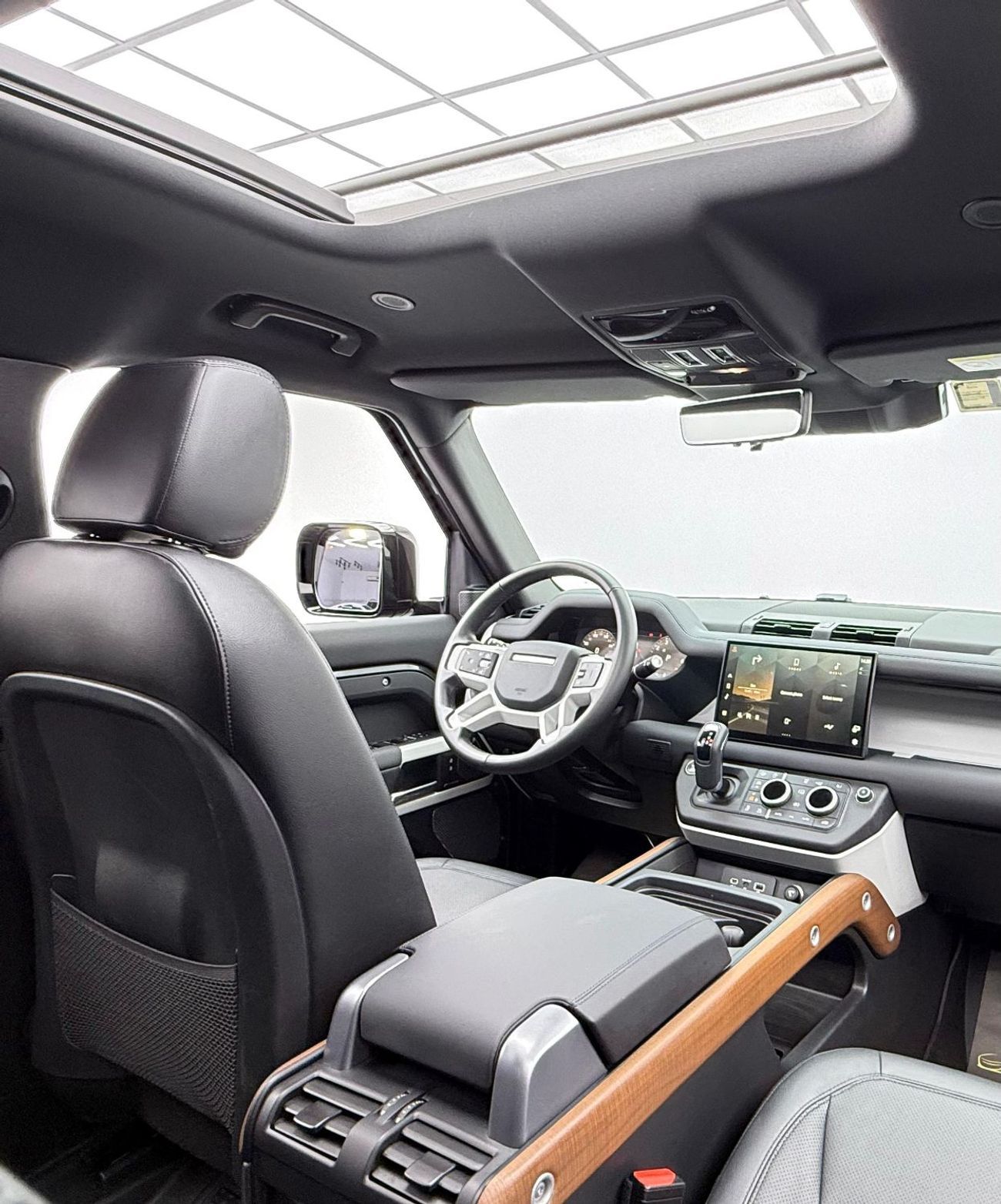 Land Rover Defender P300 110 2.0L (5 Seater) 2024 Land Rover Defender 110 SE P300, 2026 LR Warranty, 2029 LR Service Pac