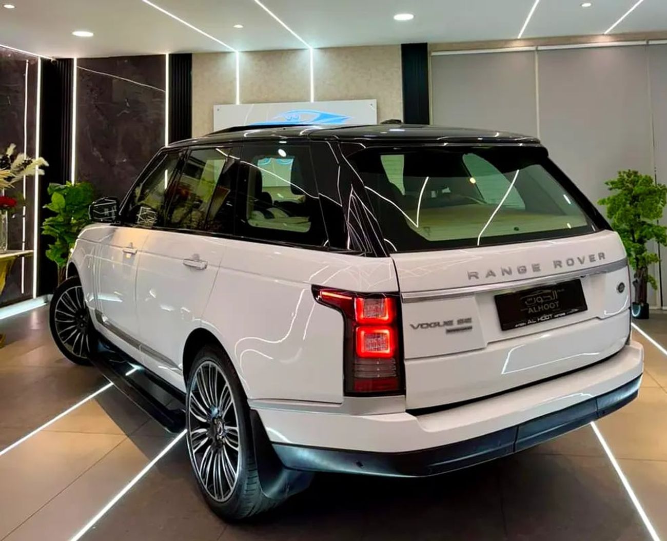 Land Rover Range Rover VOGUE SE SUPERCHARGED VOGUE V8 || GCC II FULLY LOADED || AMAZING || VERY NEAT || LOW MILEAGE