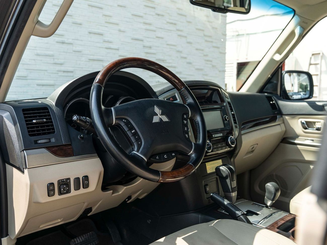 Mitsubishi Pajero AED 1,415 PM • PAJERO 3.8L V6 GLS TOP • GOLD EMBLEM PACKAGE • ONLY 58,000 KMS • PRISTINE CONDITION