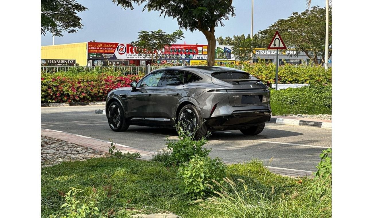 Avatr 11 2023 USED AVATR 11 AWD (12,000 )/ 90 kW.h / 599 HP / RANGE (580 KM) / WARRANTY & SERVICE