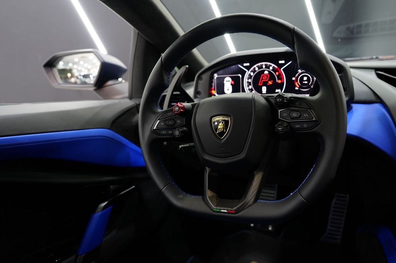 لامبورغيني ريفويلتو Standard Carbon Fiber Interior, Hybrid V12, 700 KM Only, Dealer Warranty!!