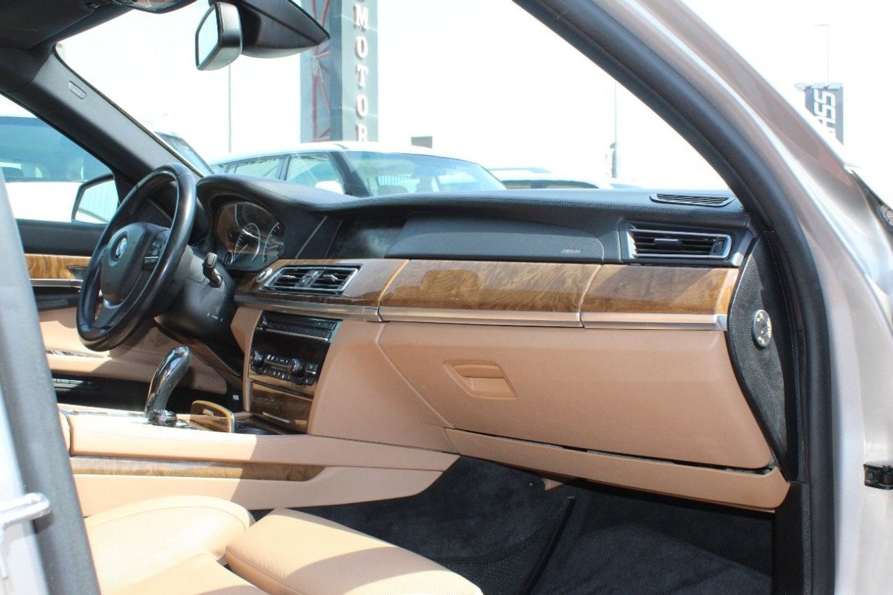 بي أم دبليو 750Li Luxury 4.4L