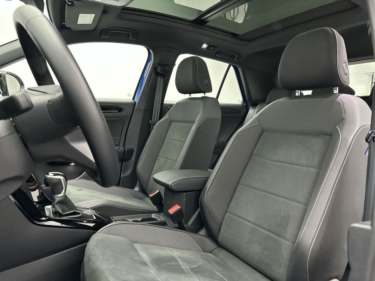 فولكس واجن T ROC STYLE with Black Style Package 1.4L | Sunroof Edition & Premium Interior | Top-Tier Tech