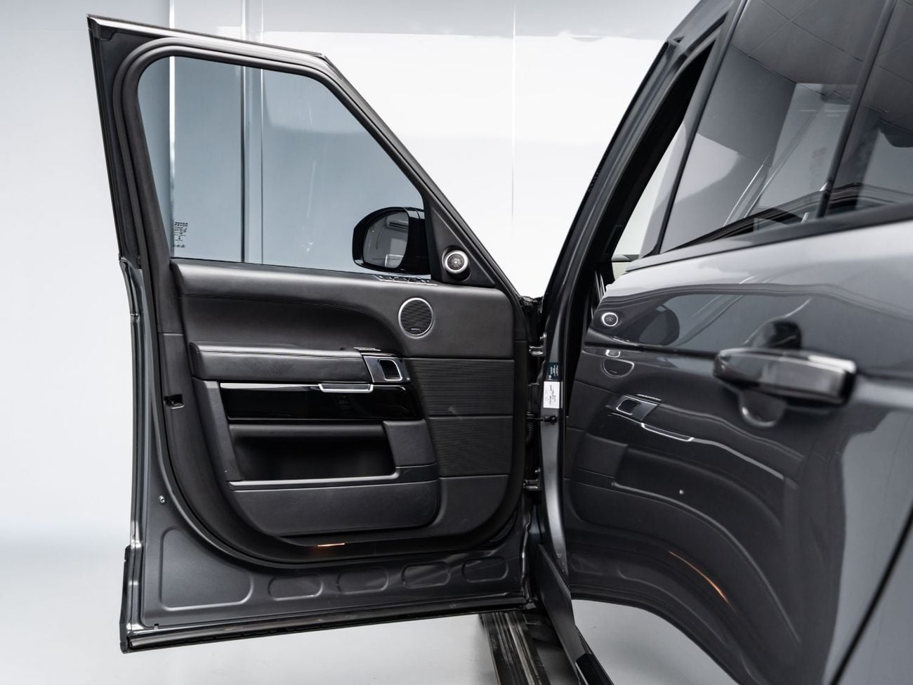 Land Rover Range Rover VOGUE SE BUY NOW, PAY 2027 | THE BLACKLINE STANDARD | 12 Month Blackline Warranty, GCC