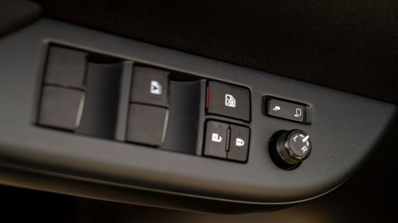 Toyota Hilux SGLX S GLX 2.4L 4WD A/T S GLX 2.4L AWD A/T 2.4L DSL DC 4X4 Active Comfort A/T 2025YM