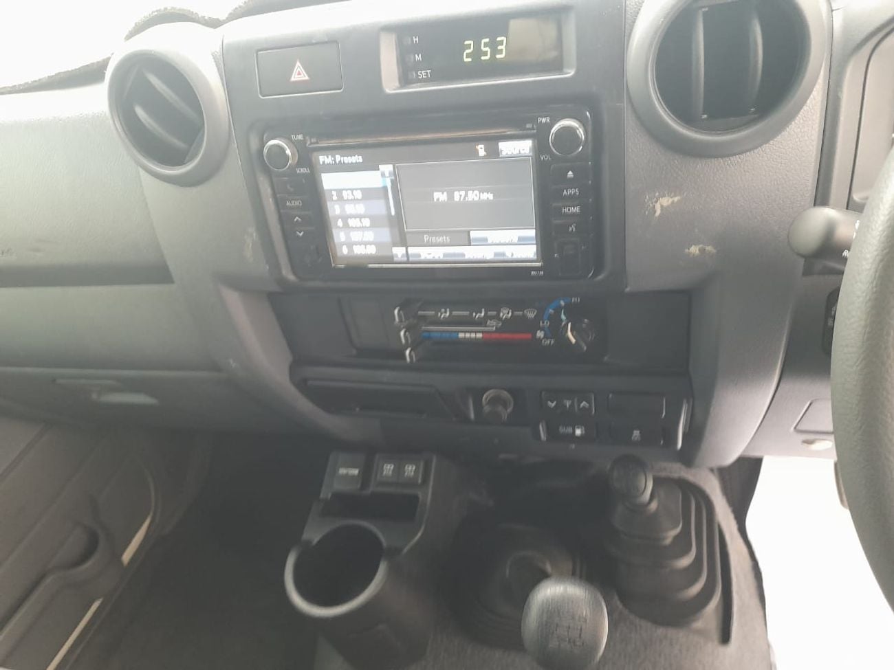 تويوتا لاند كروزر Right-Hand drive 3 door troop carrier V8 1VD diesel manual