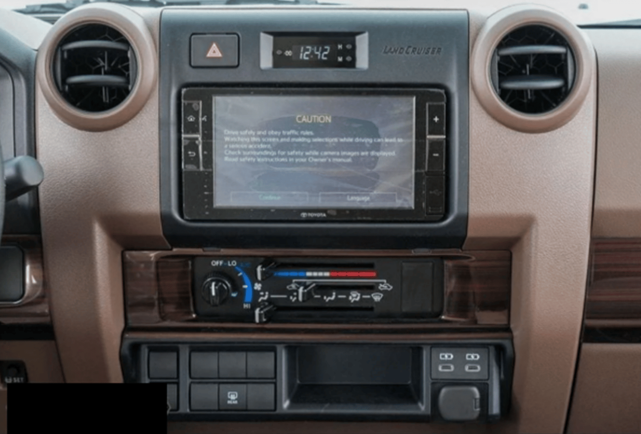 تويوتا لاند كروزر 70 ECTP2M014  - 2025 Toyota LC76 5 Doors Hardtop - 4.0L Petrol Manual - Mid - White with Beige Interior