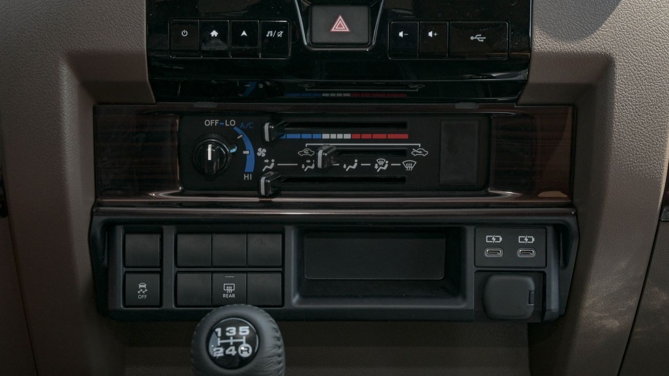 Toyota Land Cruiser 76 2.8 MT full option 2025