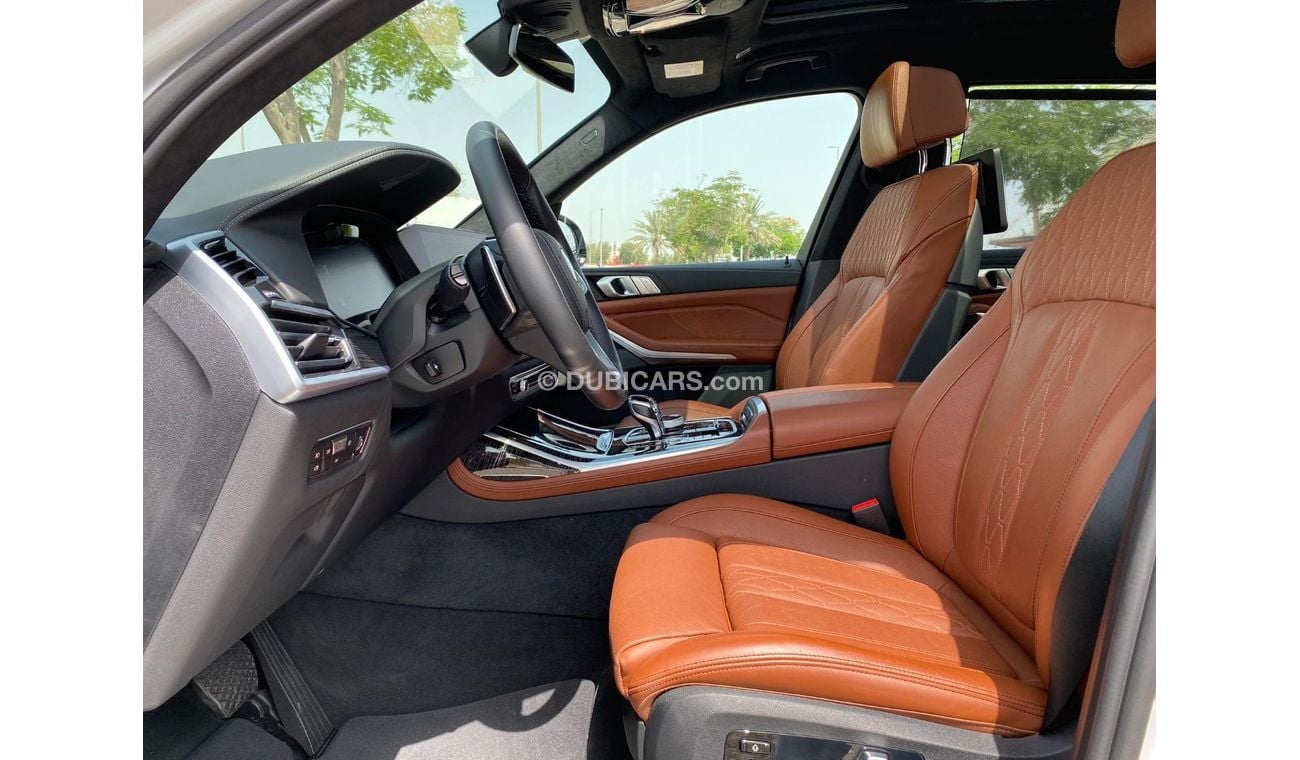 BMW X7 40i M Sport Pure GCC SPEC UNDER WARRANTY AND SERVICE CONTRACT