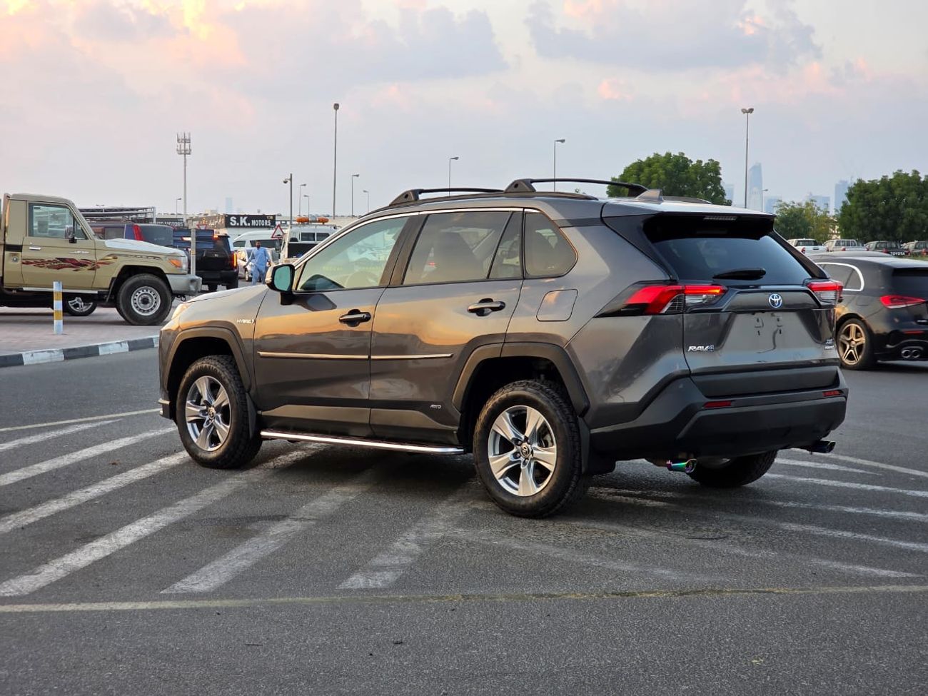 Toyota RAV4 2022 Model XLE hybrid engine Push , AWD and leather seats