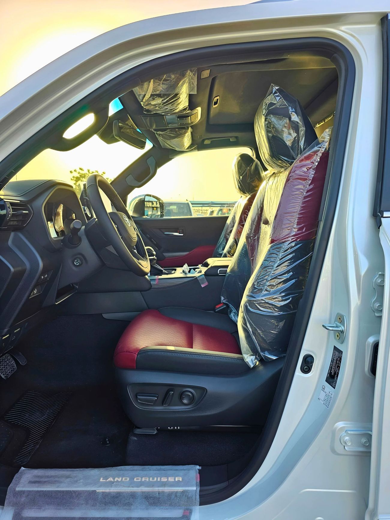 Toyota Land Cruiser VXR 3.5L PETROL | Radar | HUD | Top Variant | Aero Body Kit (CODE # VXR31HK)