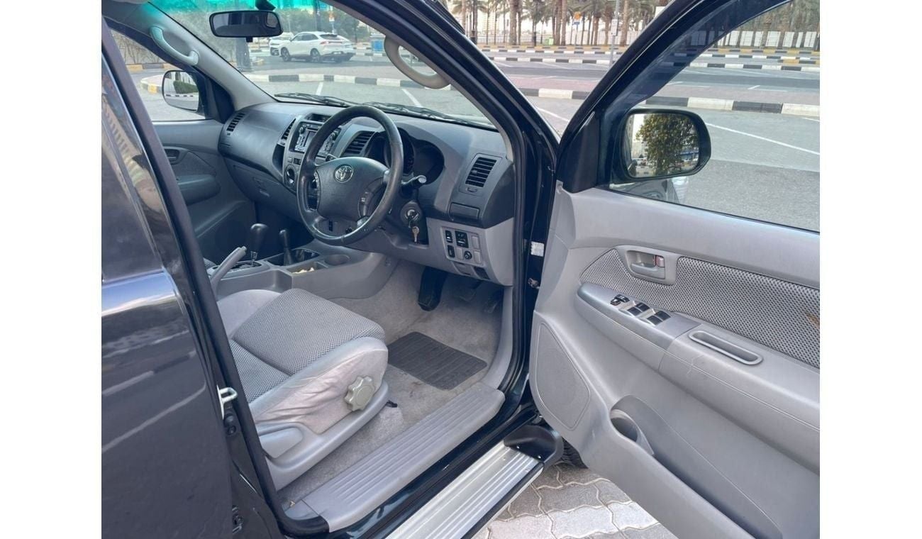 تويوتا هيلوكس diesel 3.0 liter automatic right hand drive