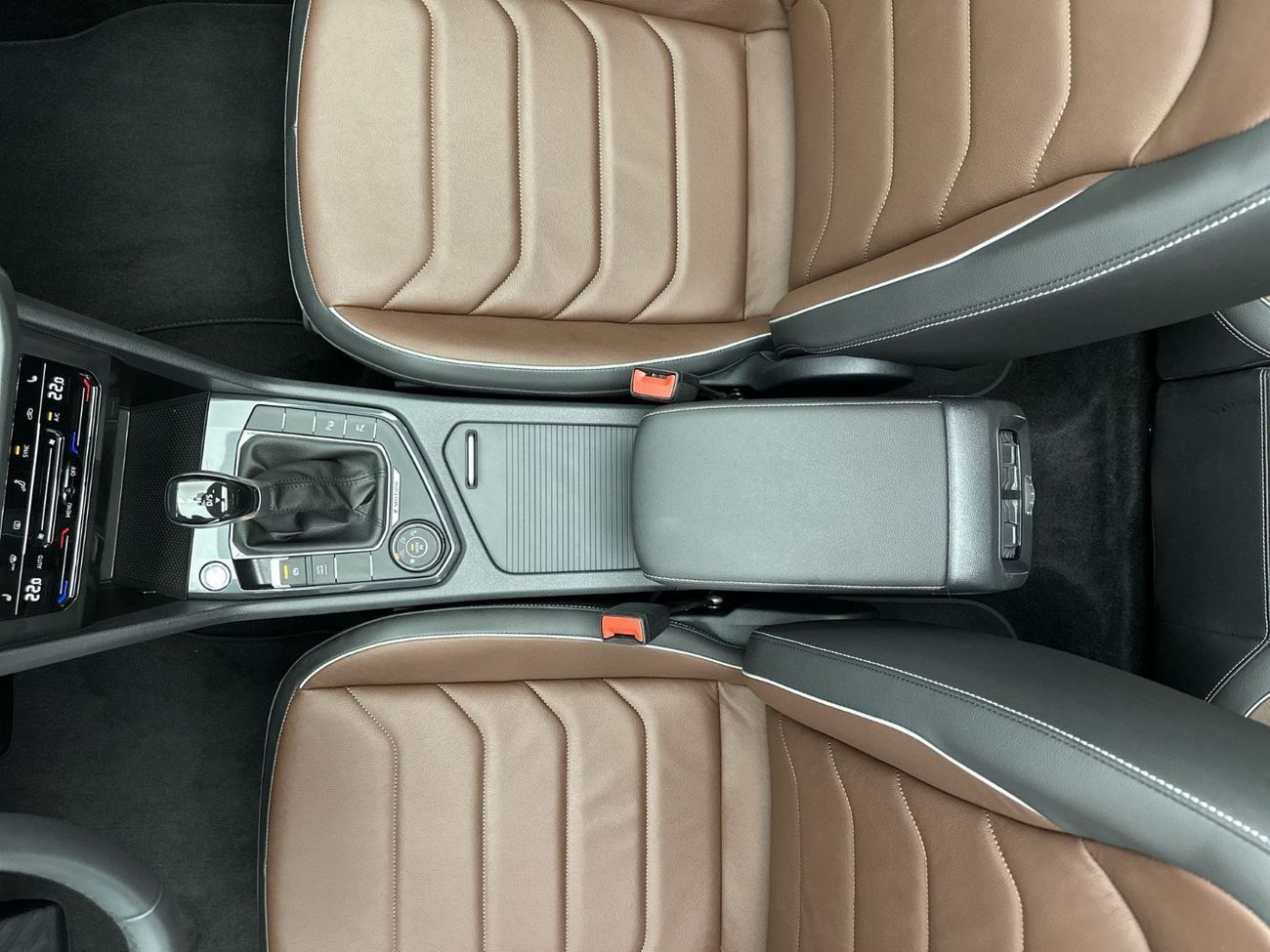 فولكس واجن تيجوان ELEGANCE 2.0L | Panoramic Sunroof with Leather Seats | VW Certified | GCC Specs | Showroom Co
