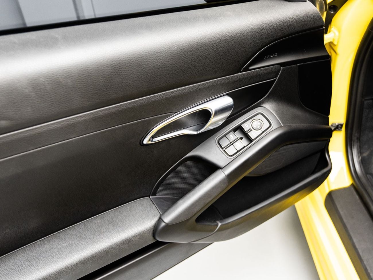 Porsche 718 Cayman Std 2.0L M/T2024 Porsche Cayman, 2.0L TC F4, RWD, 300 bhp, 6 Speed Manual