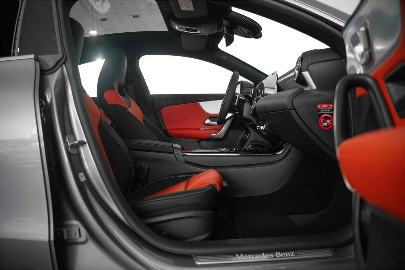 Mercedes-Benz CLA 200 Premium 2.0L Premium 1.3L