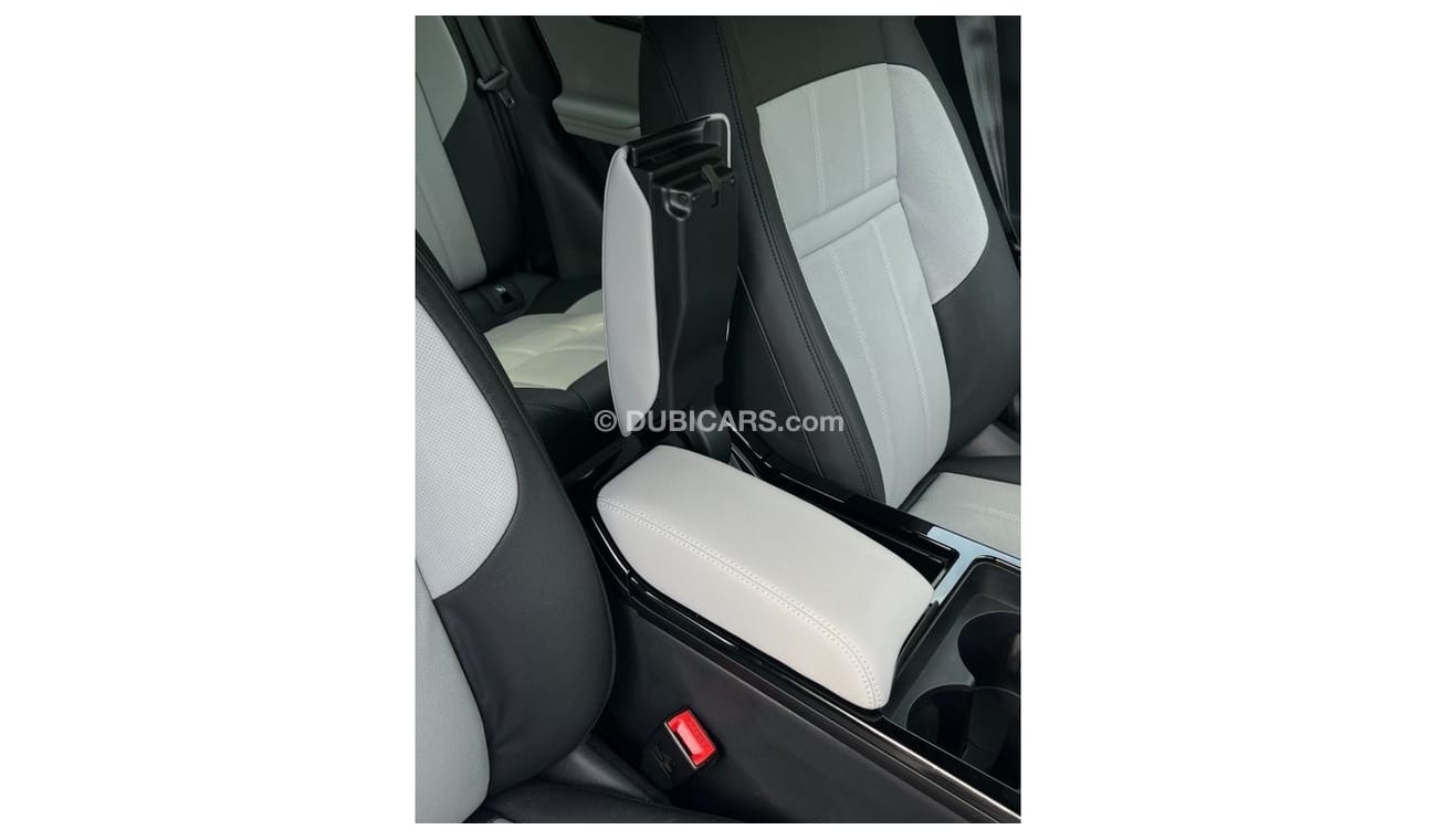 لاند روفر رانج روفر إيفوك NEW P300e R-Dynamic Right Hand Drive