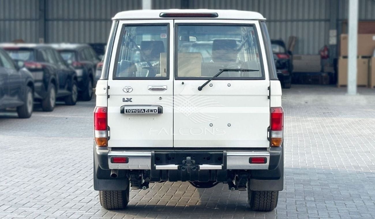 Toyota Land Cruiser 70 Toyota/LC76 DSL 2.8L AT/000D0 4X4 DELUXE. 9 seater