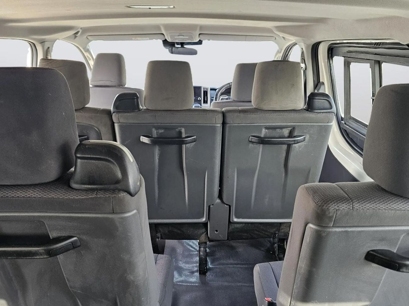 Toyota Hiace High-roof passenger Van DSL 2.8L Diesel Engine Automatic Gear 2WD 11 Deats 5 Doors