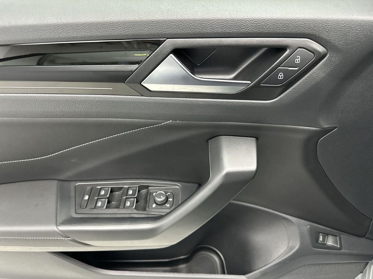 Volkswagen T ROC Style 1.4L without Sun Roof with Black Style 1.4L (Ref#42331) / 17,100 AED SAVINGS from New Car