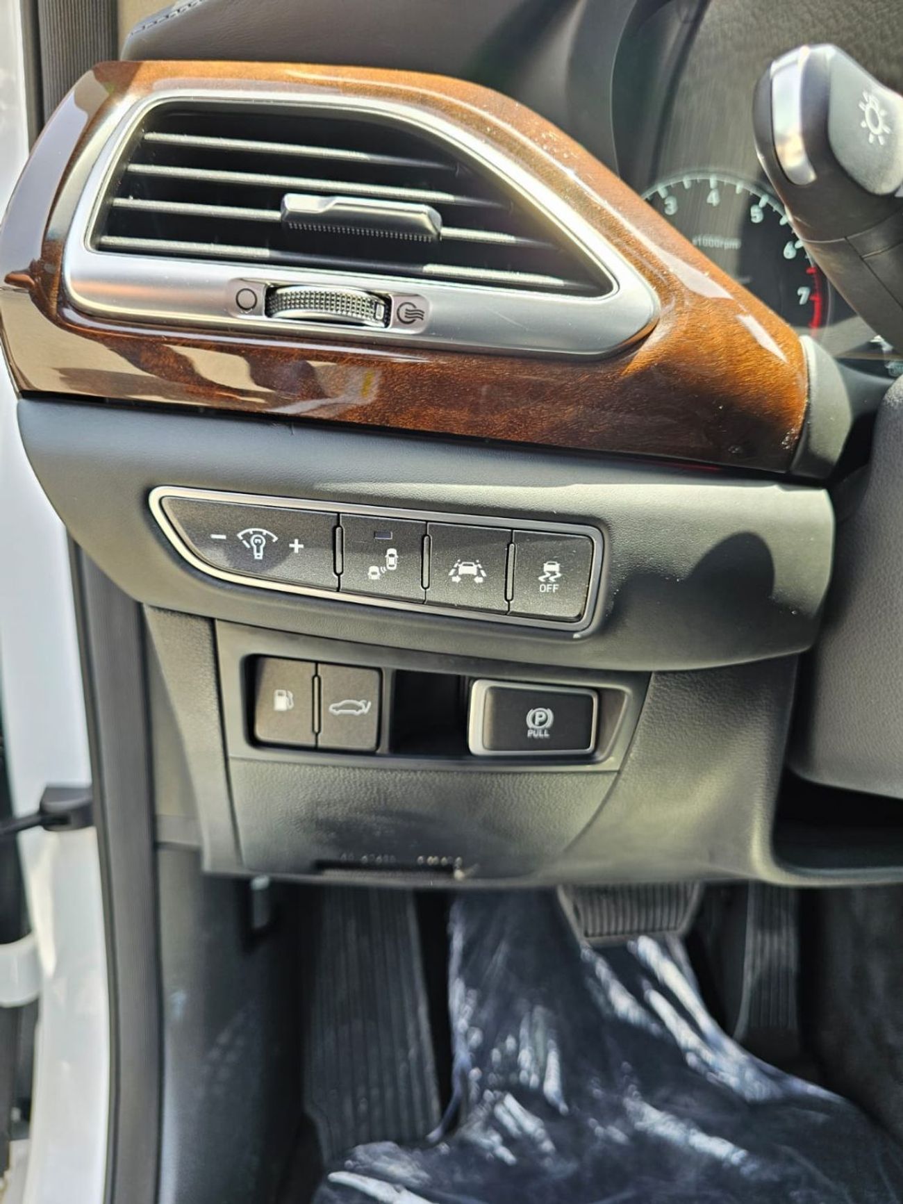 جينيسس G90 Royal 5.0L (410 HP)