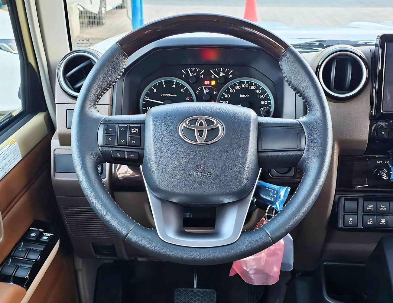 تويوتا لاند كروزر 70 LC76 LX/4.0L PETROL A/T/DIFFLOCK, WINCH, SNORKEL, REFRIGERATOR, OVER FENDER/ CODE#H76PAF