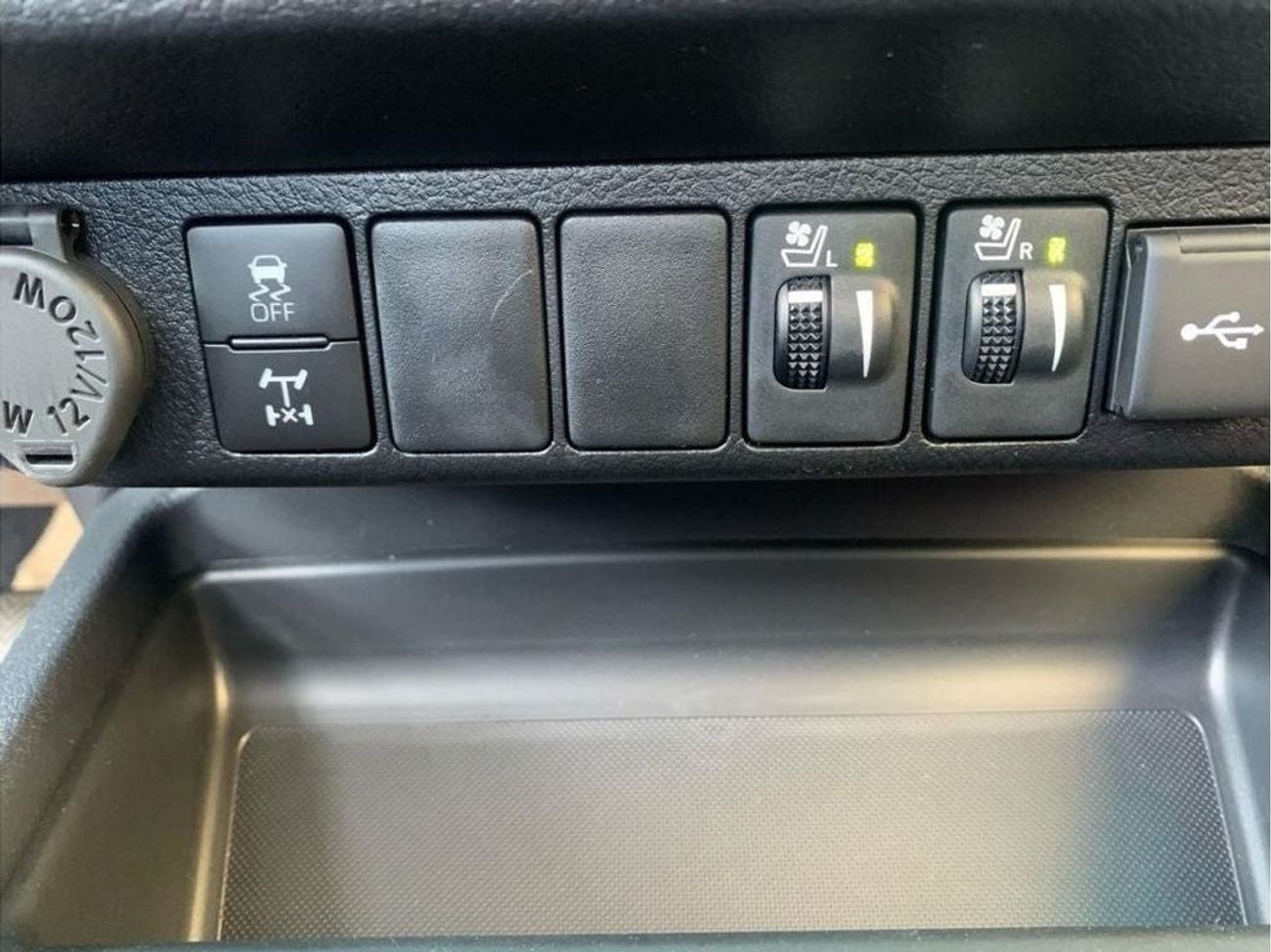 تويوتا هيلوكس TOYOTA HILUX 2.7L SGLX 2025 MODEL PETROL 4WD AUTOMATIC