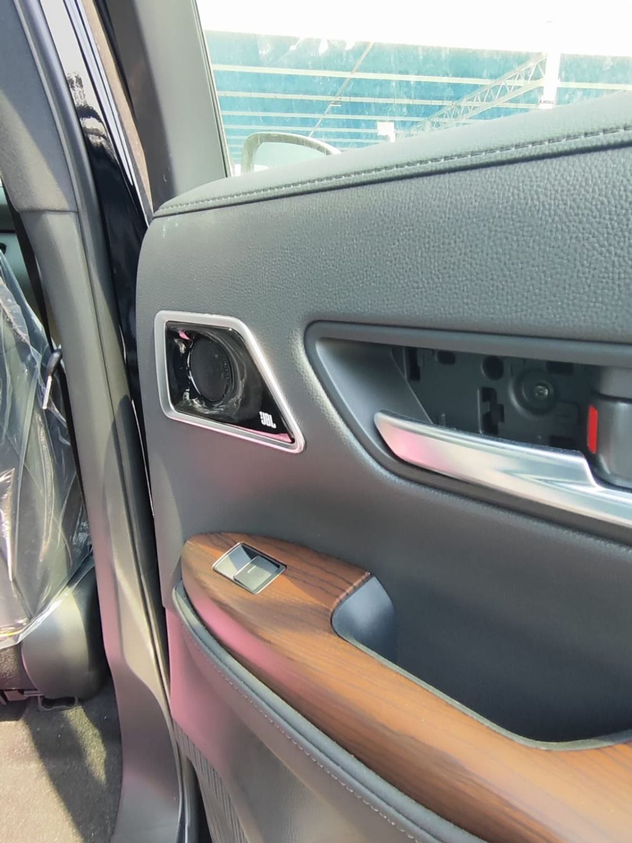 Toyota Land Cruiser VX TOYOTA Land Cruiser VX 4.0 P AT Omani SPECS Fully Loaded| Soft door close | JBL| Back LED lighting|