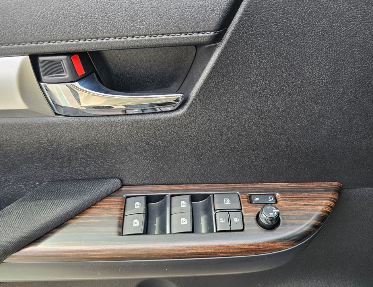 Toyota Hilux SR5 STD 4.0L PETROL SR5 STD || 4.0L PETROL 4WD | WOOD INTERIOR W VISOR | BLIND SPOT | DIFFLOCK | DVD+CAMERA (CODE # H6B)