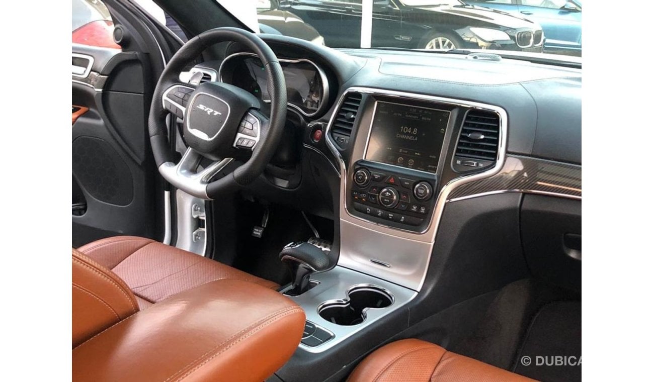 Jeep Grand Cherokee Jeep SRT model 2015 GCC car prefect condition full option low mileage excellent sound system navigat