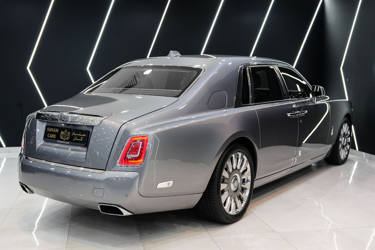 رولز رويس فانتوم Rear Entertainment, Bespoke Audio, Starlight Roof, GCC Spec!!