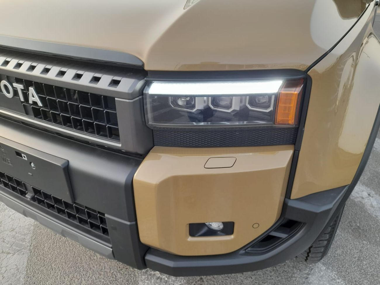 Toyota Prado Right-Hand drive Adventure diesel Auto 7 seater Full options sunroof coolbox two-tone colours