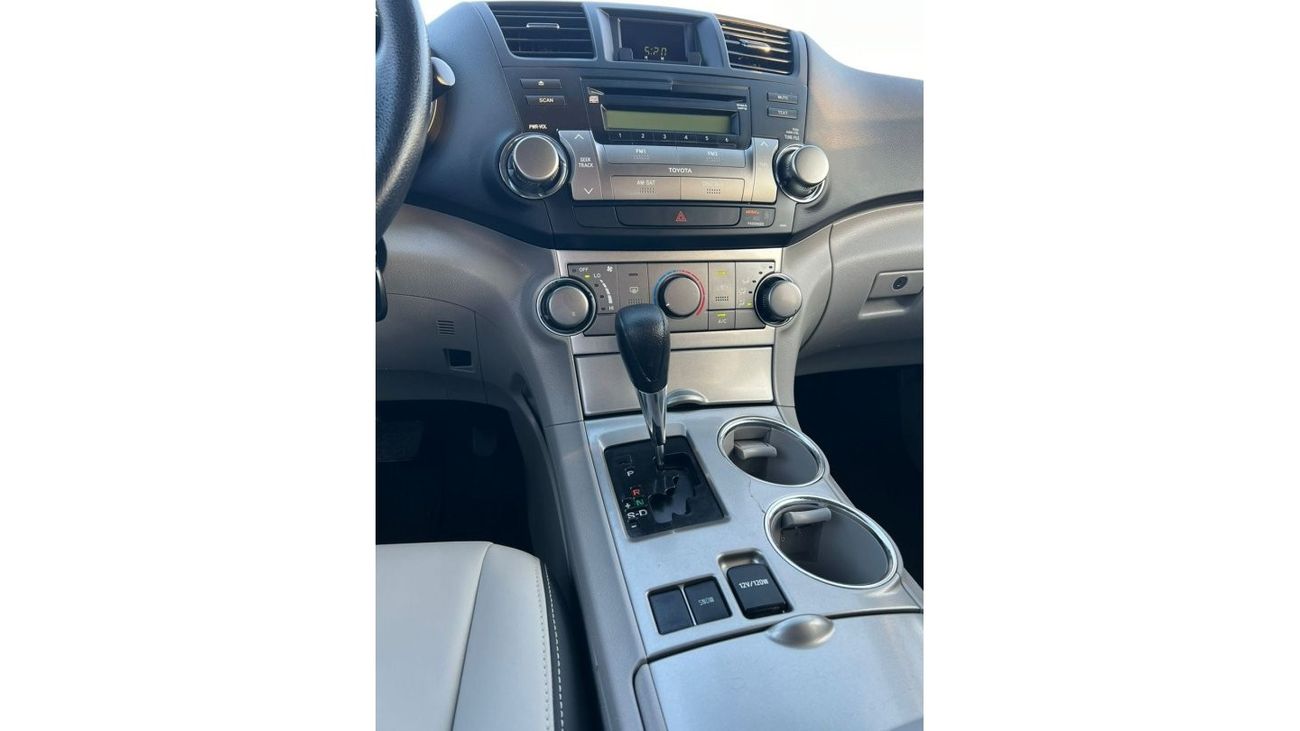 Toyota Highlander 2012 TOYOTA HIGHLANDER 4 CYLINDER - 2.7L I-4 DOHC, VVT, 187HP  7 SEATER LEATHER SEATS