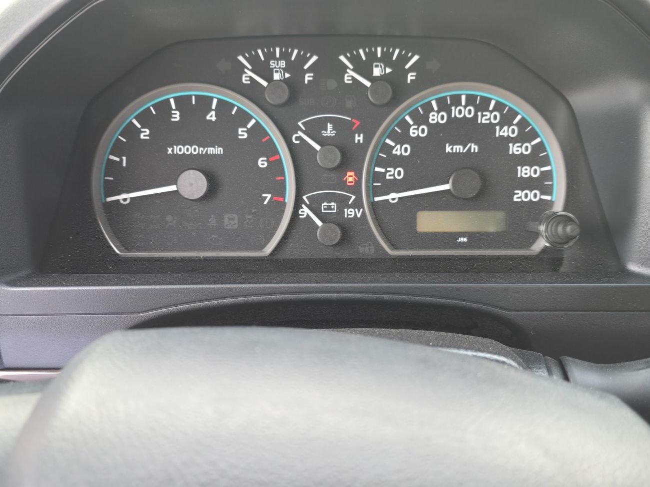 تويوتا لاند كروزر بيك آب MANUAL TRANSMISSION 4.0 PETROL DUAL FUEL TANKS 4.0 PETROL QUANTITIES AVAILABLE