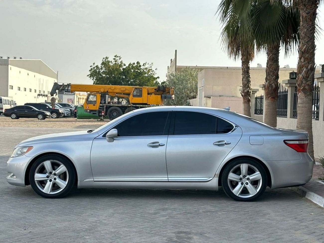 Lexus LS460 Lexus LS460 Model: 2007 Mileage: 220,000 Km  Price: 22,000 dirhams Come to America Full option No. 1
