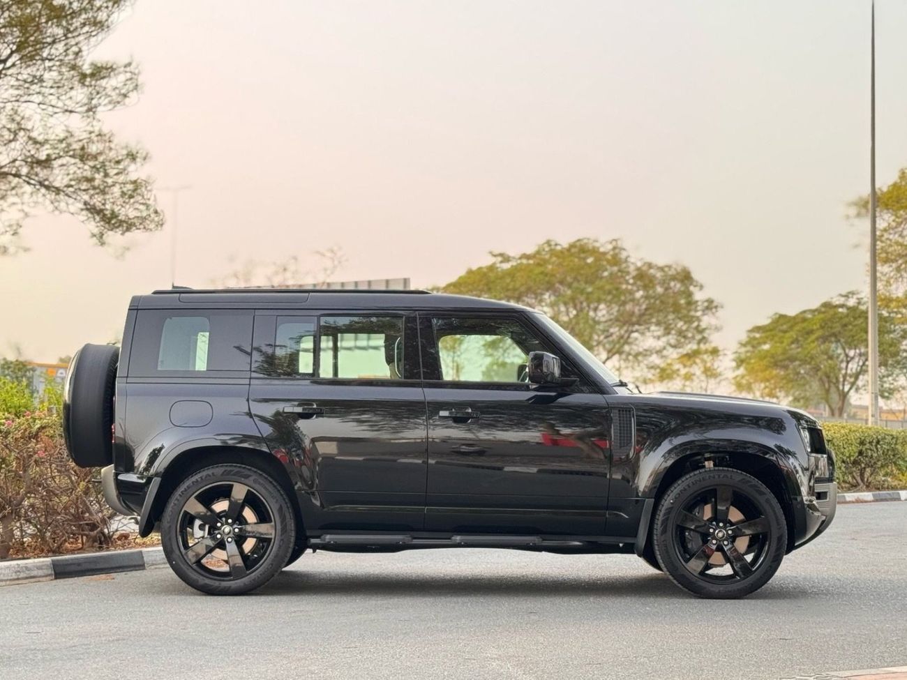 Land Rover Defender P400 110 X-Dynamic HSE 3.0L (5 Seater)