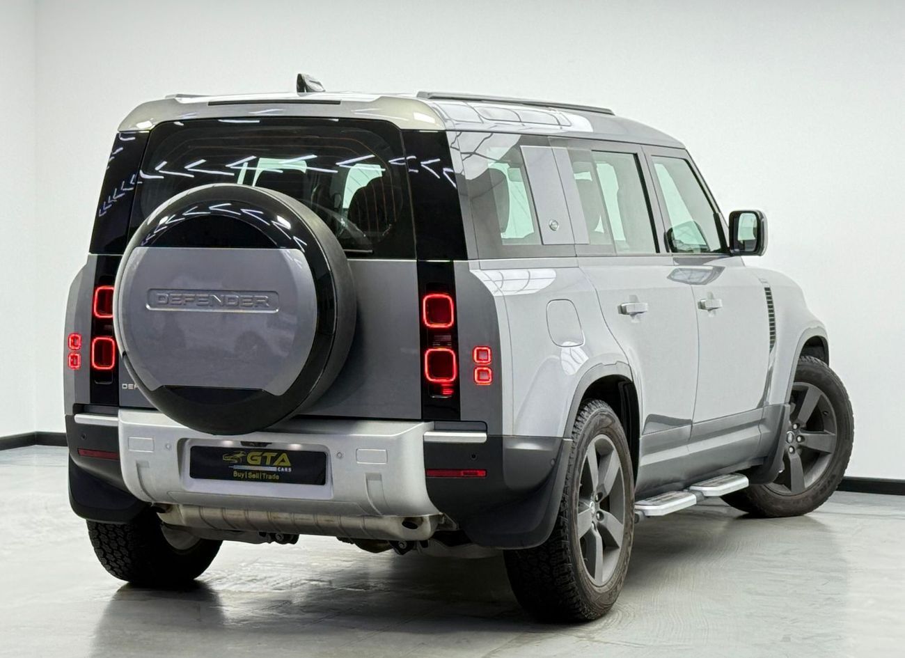 Land Rover Defender 2024 Land Rover Defender 110 SE P300, 2028 LR Warranty + Service Pack, Low Km, GCC